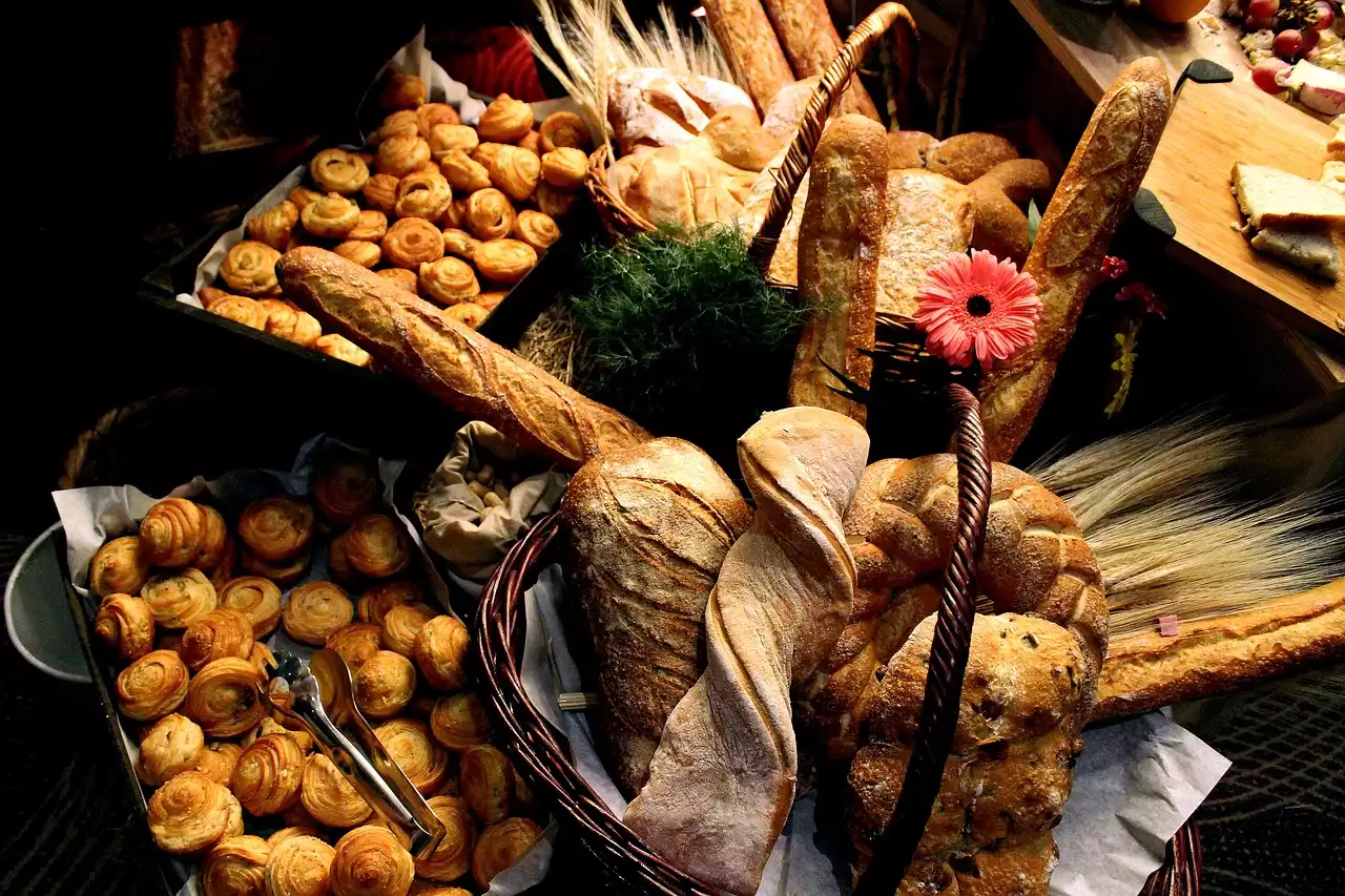 السلع المخبوزة الخريفي: الكعك والخبز والفطائر للاحتفال بالموسم